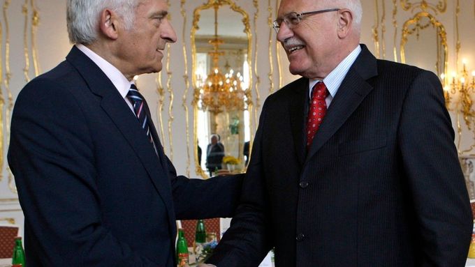 Jerzy Buzek frowning and Václav Klaus smiling