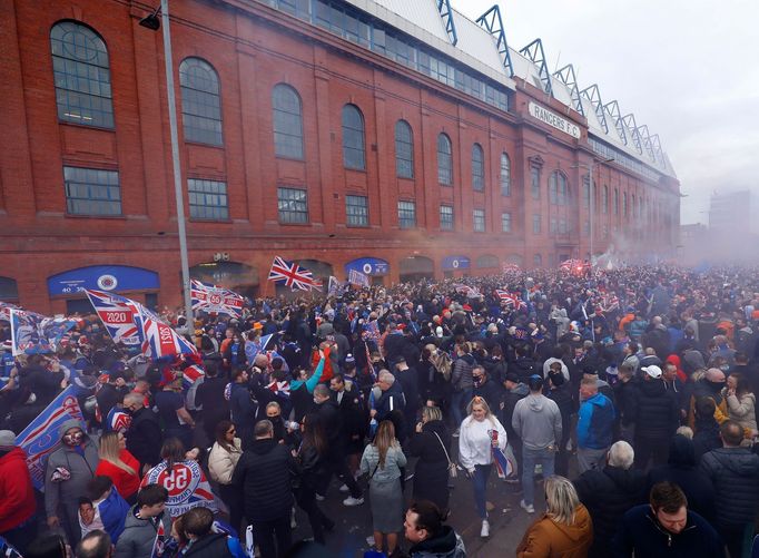 Fanoušci Glasgow Rangers slaví zisk 55. titulu ve skotské lize.