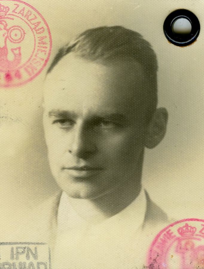 1939-42. Witold Pilecki na fotografii z tzv. kennkarty vystavené na falešné jméno Witold Smoliński.