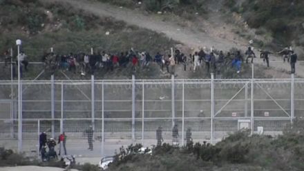 Stovky migrantů se naráz pokusily dostat do Evropy. Španělé je okamžitě vrátili