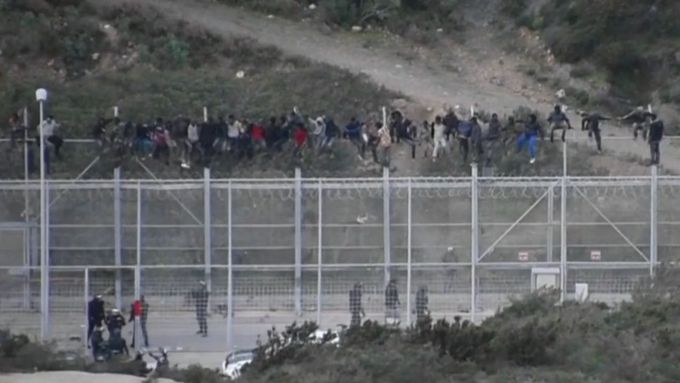Přibližně 1100 migrantů ze subsaharské Afriky se pokusilo první den roku 2017 překročit hranice Maroka a Ceuty, která je španělskou enklávou na pobřeží severní Afriky. Španělsko je okamžitě vrátilo.