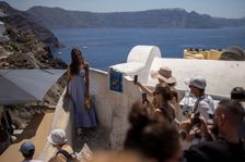 Zázrak přírody, který se mění v obludu. Idylické Santorini se utápí v davech turistů