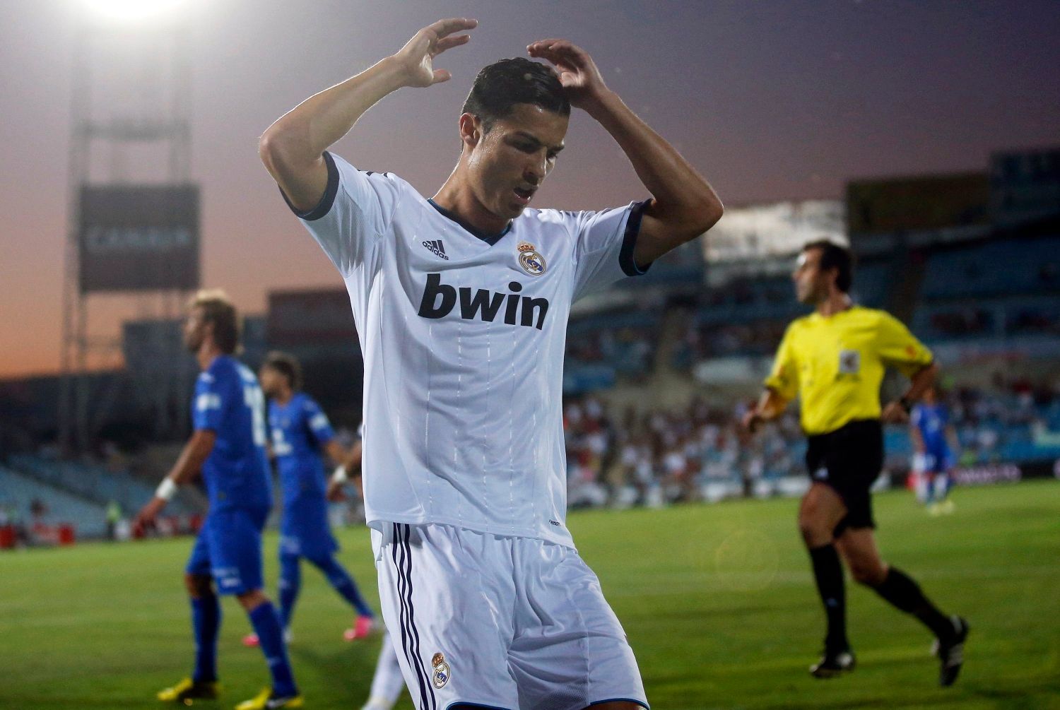 Fotbalista Realu Madrid Cristiano Ronaldo reaguje na promarněnou šanci v utkání La Ligy 2012/13 s Getafe.