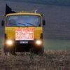 Farmáři rozlili mléko do polí