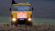 Některé vozy pojaly protest jako umíráček a nešetřily výhružnými slogany.