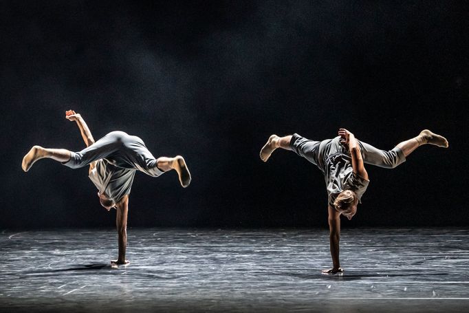 Snímek z choreografie Dos soles solos, kterou vytvořil Alejandro Cerrudo.