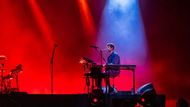 Jednou z hvězd posledního festivalového dne byl britský producent elektronické hudby a zpěvák James Blake, jenž získal britskou Mecury Prize a proměnil jednu z již devíti nominací na Grammy. V Ostravě představil skladby z alba Playing Robots into Heaven, které vydal vloni v září.