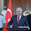 Turecký premiér Binali Yildirim a ministr vnitra Efkan Ala na tiskové konferenci den po pokusu o převrat