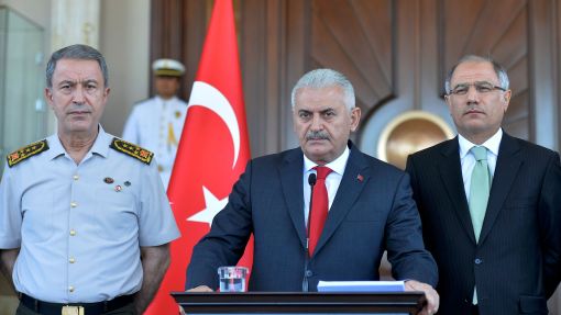 Turecký premiér Binali Yildirim a ministr vnitra Efkan Ala (vpravo) na tiskové konferenci den po pokusu o převrat.