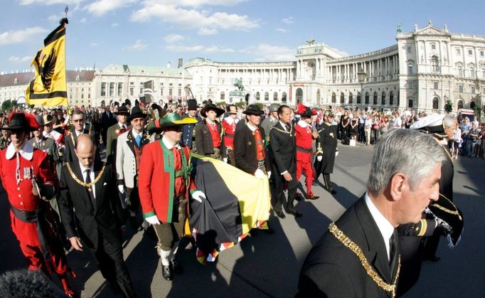 Průvod právě prochází kolem Hofburgu. Kdyby Habsburkové po první světové válce nepřišli o trůn, stal by se Otto von Habsburg rakouským císařem.