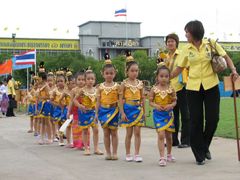 Thajská trikolóra má stejné barvy jako ta česká; žlutá je pak barva spojovaná s královskou rodinou (snímek z příprav oslav královniných narozenin v Bangkoku)