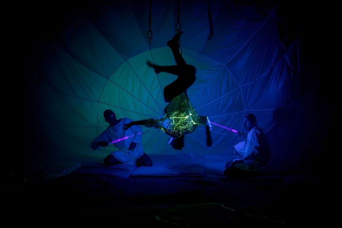 Snímek z inscenace Tumor – Polyamor.