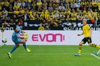 fotbal, německá liga 2019/2020, Dortmund - Augsburg. Tomáš Koubek inkasuje od Juliana Brandta