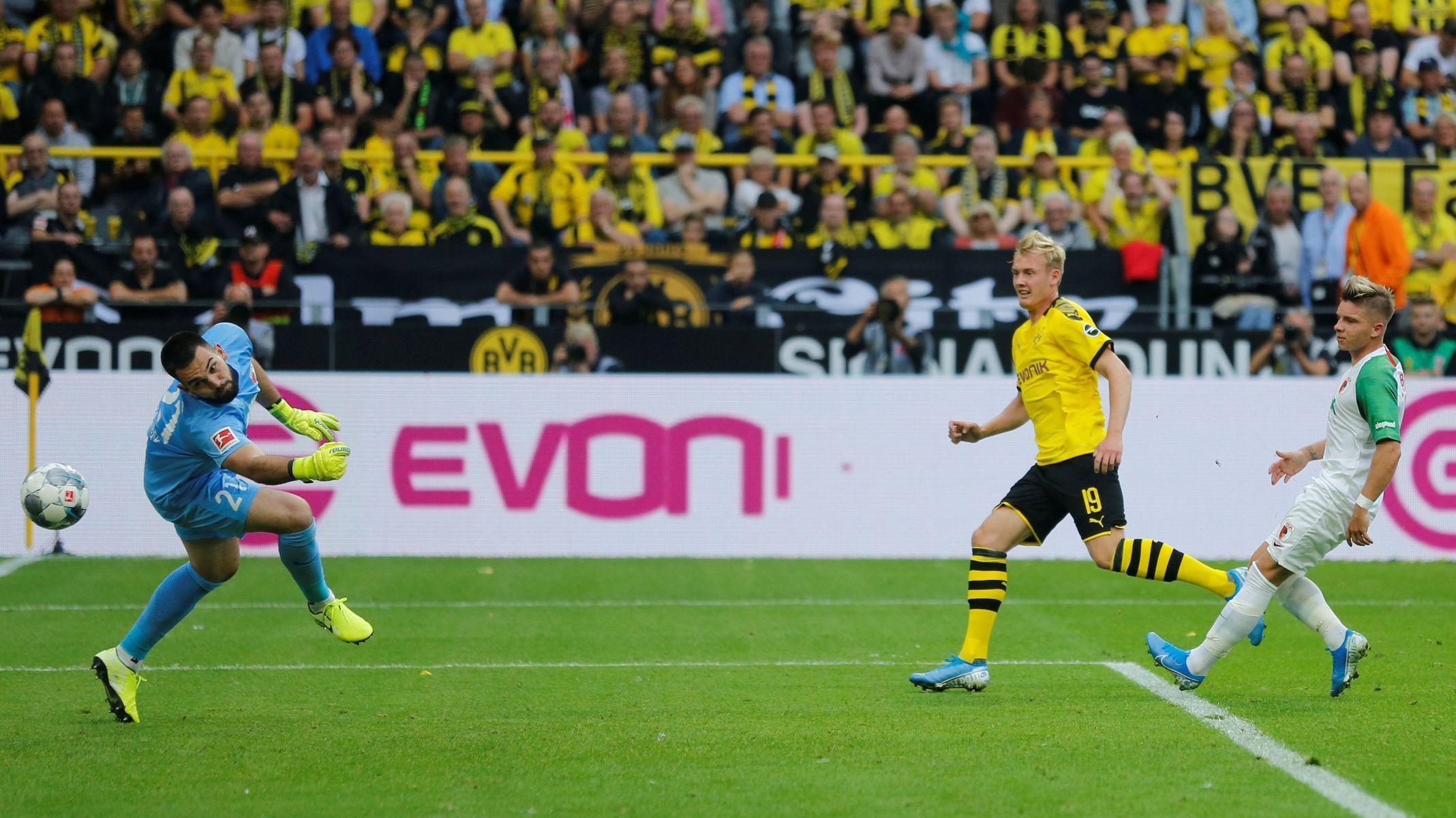 fotbal, německá liga 2019/2020, Dortmund - Augsburg. Tomáš Koubek inkasuje od Juliana Brandta