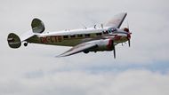 Unikátní letadlo Lockheed Model 10 Electra se dvakrát proletělo nad hlavami diváků na letišti Točná. Nese stejné označení, které používal podnikatel Jan Antonín Baťa, když si jej v roce 1937 pořídil. Za první republiky s ním obletěl svět, na začátku války ho jeho piloti evakuovali do Velké Británie, aby ho ochránili před zneužitím Hitlerem.