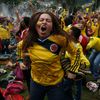 Kolumbijská fanynka slaví gól během MS 2014