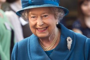 Královna Alžběta má styl i v devadesáti: Jak to dělá?