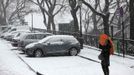 A woman takes a picture as she walks on a snow-covered street at the Butte Montmartre area in Paris March 12, 2013 as winter weather with snow and freezing temperatures returns to northern France. REUTERS/Jacky Naegelen (FRANCE - Tags: ENVIRONMENT) Published: Bře. 12, 2013, 11:59 dop.