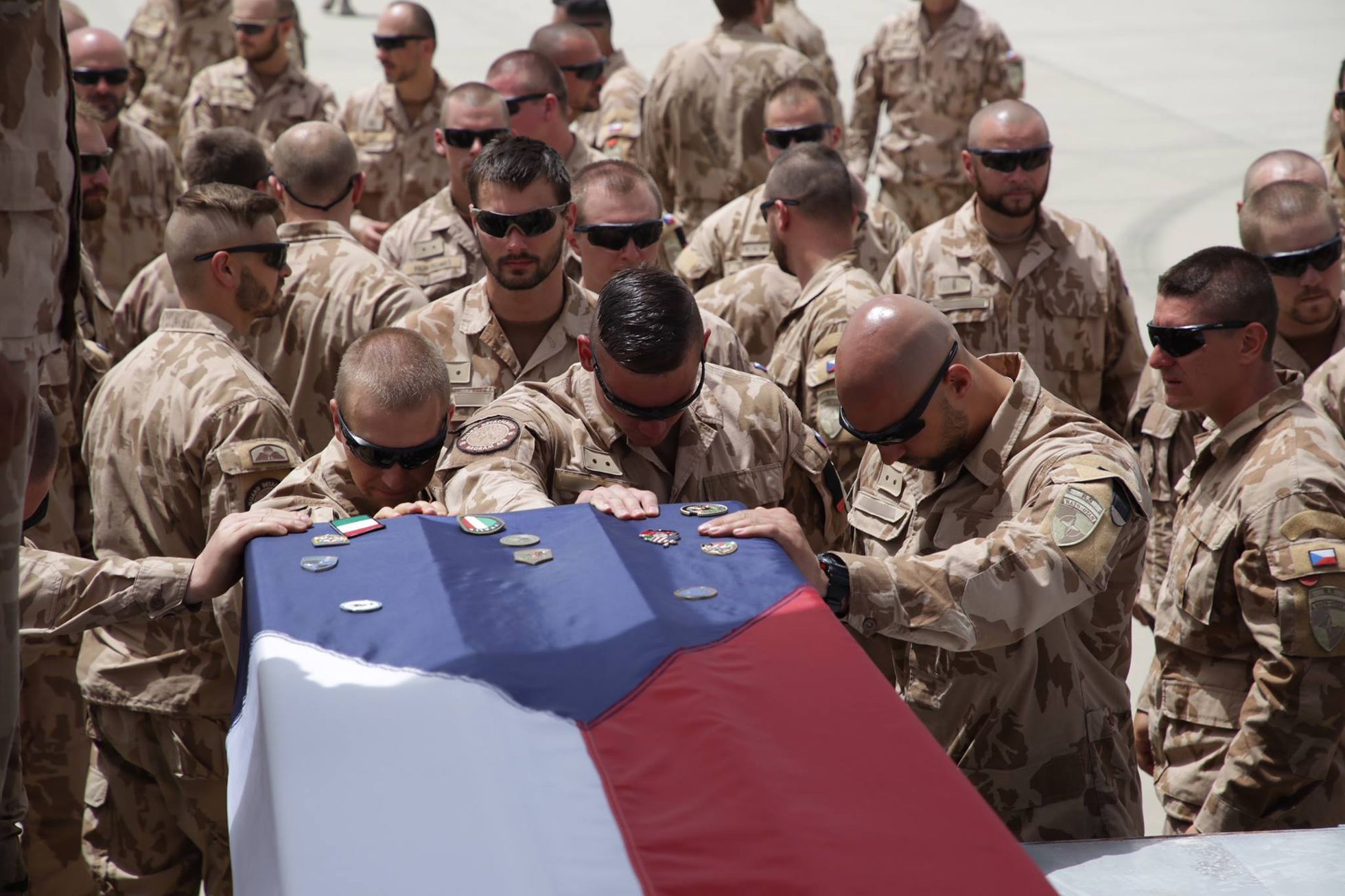 Vojáci u vojenského speciálu, který přepravuje ostatky padlých do Česka