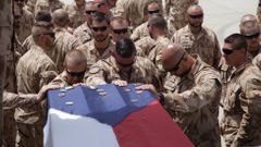 Vojáci u vojenského speciálu, který přepravuje ostatky padlých do Česka