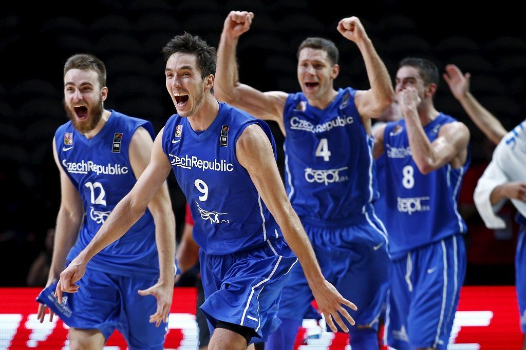 Kapitán Welsch a ostatní čeští basketbalisté slaví postup do čtvrtfinále ME
