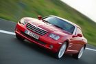 Chrysler Crossfire (3.2, rok 2004, 70t km, cena: 169 990 Kč) - Jestli chcete vypadat na silnici exoticky za pár korun, je tohle správná volba. Jízdně není ale tak zajímavá, jak vypadá. Uvnitř se totiž skrývá stařičký Mercedes SLK. Ale i tak udělá parádu.