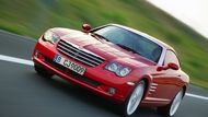 Chrysler Crossfire (3.2, rok 2004, 70t km, cena: 169 990 Kč) - Jestli chcete vypadat na silnici exoticky za pár korun, je tohle správná volba. Jízdně není ale tak zajímavá, jak vypadá. Uvnitř se totiž skrývá stařičký Mercedes SLK. Ale i tak udělá parádu.