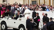 Mercedes ale není jediným vozidlem, ve kterém papežové jezdili. Vozili se také například v Citroënu, Bianchi, Fiatu atd.