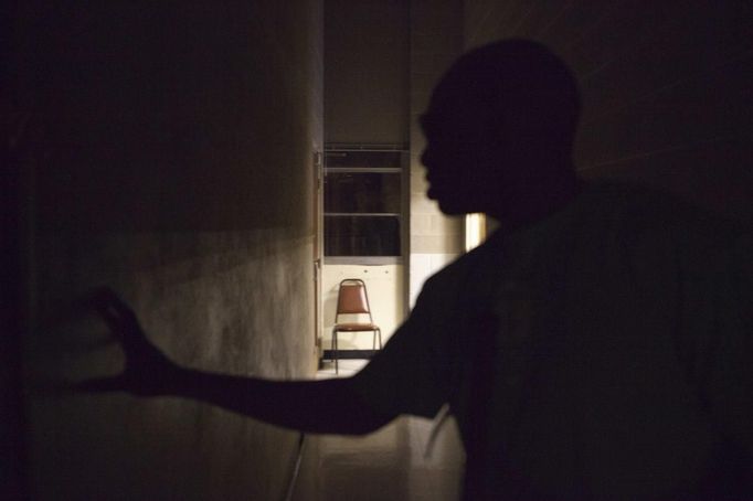 Dale Layne, a student who says he is totally blind, feels his way down a hallway while heading to the gym at the World Services for the Blind (WSB) in Little Rock, Arkansas January 3, 2013. Due to his blindness, Layne says he sometimes suffers from Non-24-hour sleep-wake disorder, which makes him indifferent to a day-night light cycle. The WSB is a rehabilitation center for the blind or visually impaired which offers life skills and career training programs designed to help those enrolled achieve sustainable independence. Picture taken on January 3, 2013. REUTERS/Gaia Squarci (UNITED STATES - Tags: HEALTH EDUCATION SOCIETY) Published: Dub. 26, 2013, 2:05 odp.