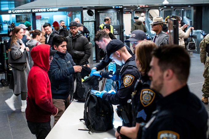 Cestujícím kontrolují zavazadla policisté newyorské policie u vchodu do stanice metra v New Yorku, USA.