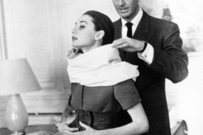 Givenchyho modely byly symbolem pařížské elegance. Nosila je Audrey Hepburnová i Jackie Kennedyová