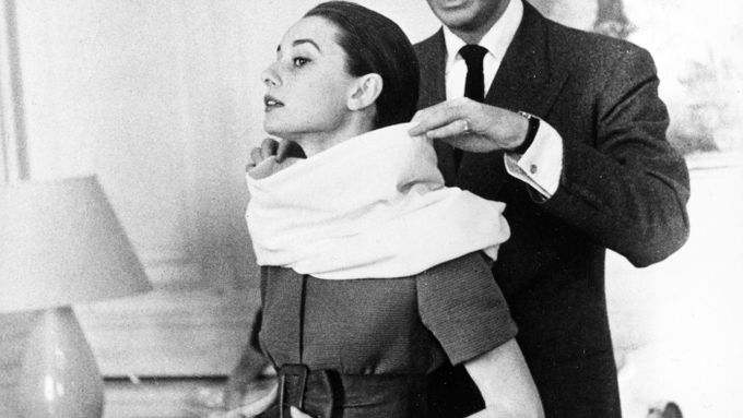 Hubert de Givenchy a Audrey Hepburnová.