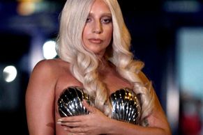 20 tajností celebrit: Kněz Cruise i striptérka Lady Gaga