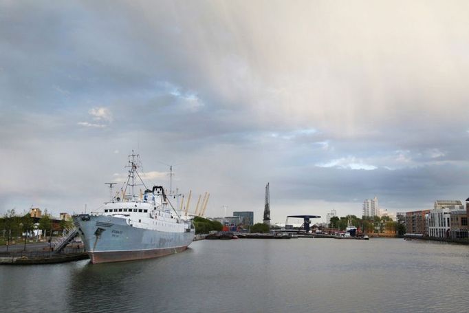 Poslední měsíce strávil Stubnitz v doku na Canary Wharf. Za lodí můžete vidět konstrukci londýnské O2 Areny.