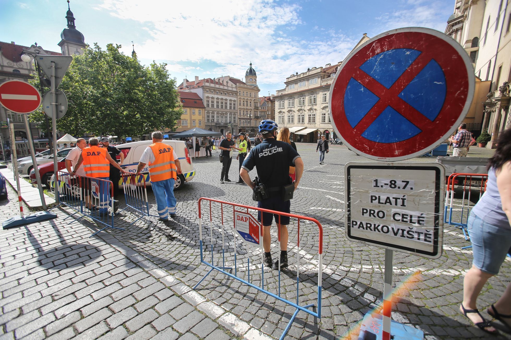Malostranské náměstí v Praze před a po zrušení parkoviště
