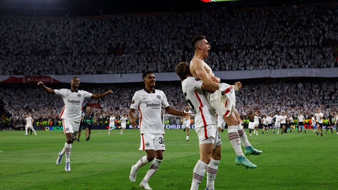 Radost fotbalistů Frankfurtu po vyhraném finále Evropské ligy