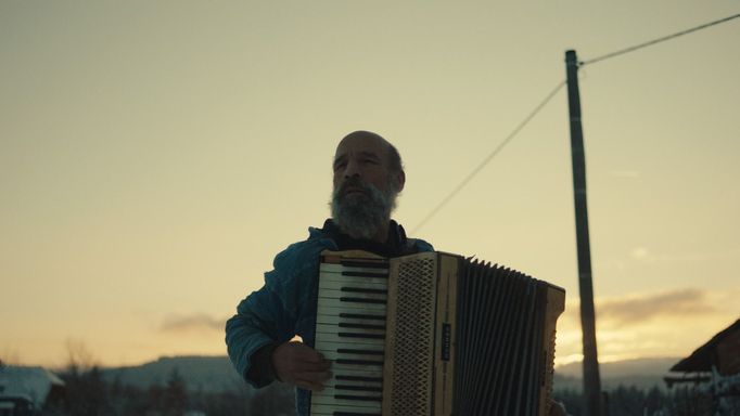 Dokumentární film Raději zešílet v divočině česká kina uvádějí od 18. září.