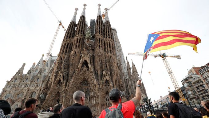 V Katalánsku demonstrují desetitisíce lidí