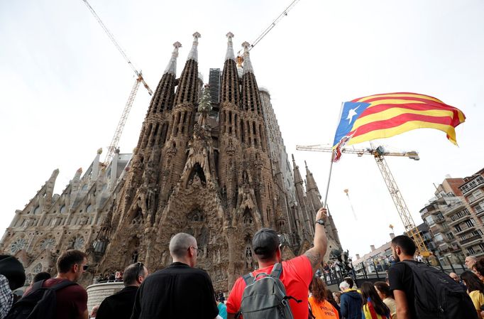 Demonstrace u baziliky Sagrada Familia.