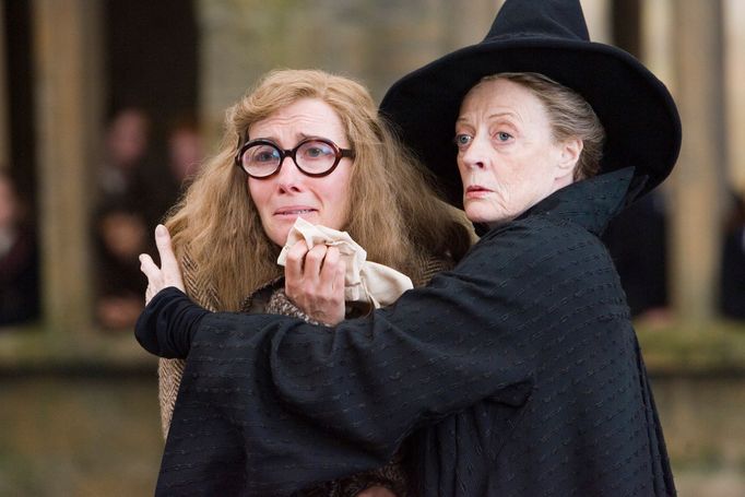 Emma Thompson a Maggie Smith jako Minerva McGonagallová ve filmu Harry Potter a Fénixův řád z roku 2007.