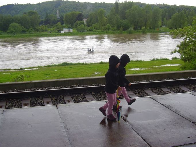 Při pohledu z modřanské nádraží vypadala Vltava v neděli ráno ještě poměrně klidně...