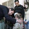 Bašár Asad na návštěvě přesídlených Syřanů, březen 2014