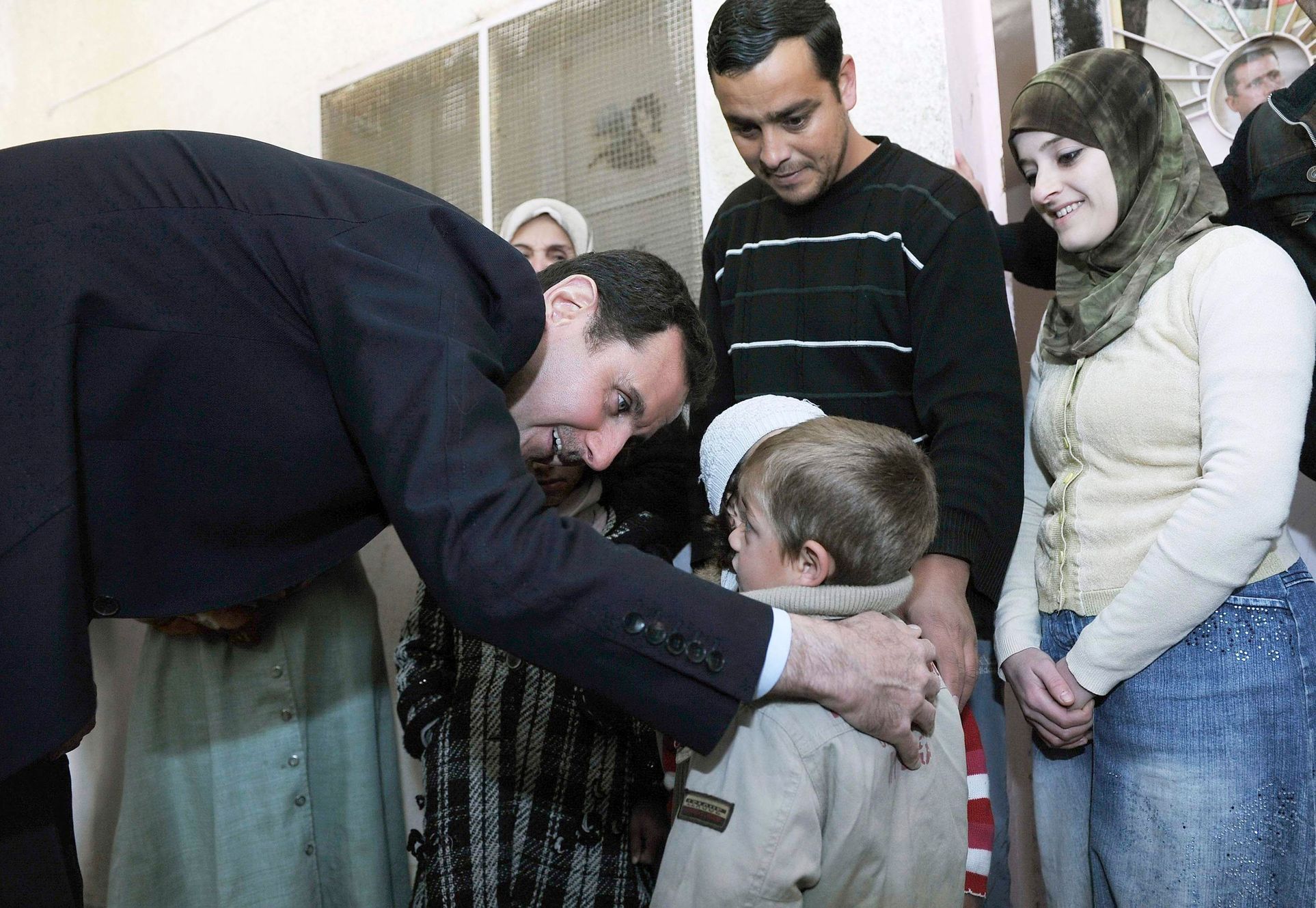 Bašár Asad na návštěvě přesídlených Syřanů, březen 2014