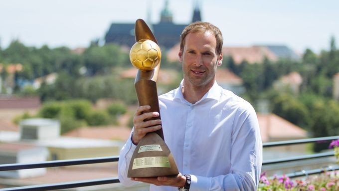 Petr Čech ukončil reprezentační kariéru. Při té příležitosti převzal i desátý Zlatý míč pro nejlepšího českého fotbalistu