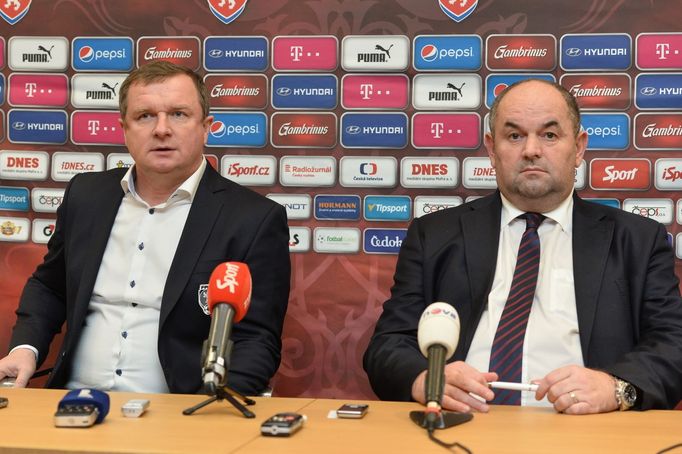 Pavel Vrba, trenér české fotbalové reprezentace, a Miroslav Pelta, předseda Fotbalové asociace ČR