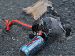 Pozůstatky jedné ze dvou bomb, které zabíjely u cíle bostonského maratonu.