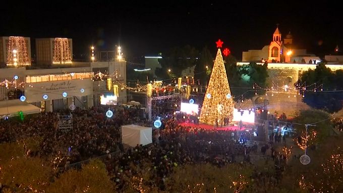 Biblické město se rozzářilo v duchu Vánoc. Rozsvítilo obří vánoční strom