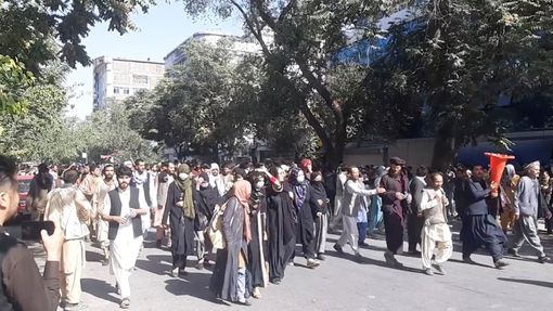 Protest Afghánců před kábulskou bankou, snímek z 28. srpna