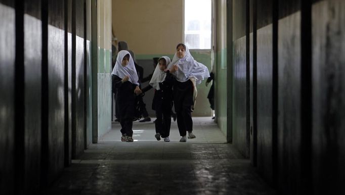 Blind students walk along a corridor at the Kabul Blind School September 4, 2012.The Kabul Blind School was established in 1977 and has more than 187 students. It is the only school for the blind in Afghanistan. Picture taken on September 4, 2012. REUTERS/Omar Sobhani (AFGHANISTAN - Tags: SOCIETY EDUCATION HEALTH TPX IMAGES OF THE DAY) Published: Zář. 6, 2012, 7:37 dop.