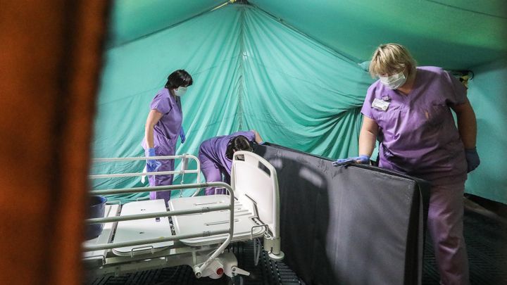 České zdravotnictví zvládne až 30 tisíc nakažených. Čím méně seniorů, tím lépe